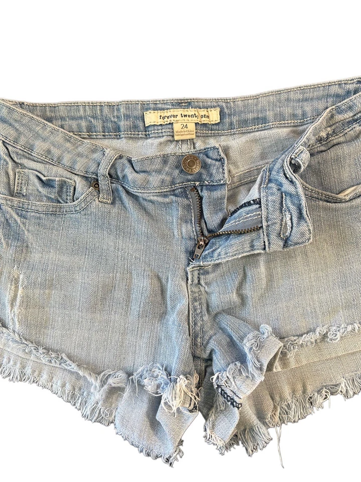 Pantalones cortos de jean Forever 21 Twenty One para mujer talla 24 pantalones cortos Y2K denim desgastados Foto 3 de 4