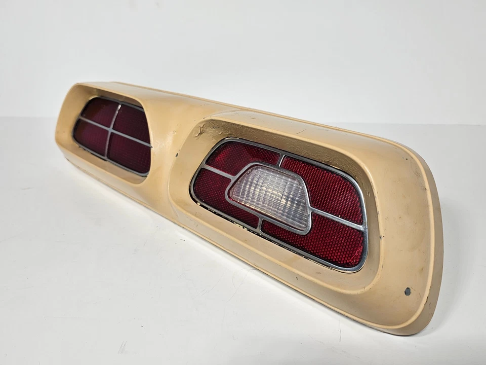Conjunto de luz trasera lateral izquierda Mercury Comet 1970-1977 color tostado D0GB13411-F Foto 2 de 4