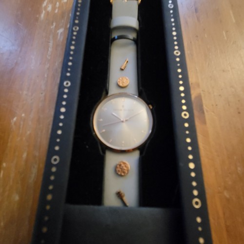 Reloj con correa de cuero gris Thom Olson para mujer dijes extraíbles - Imagen 11 de 12