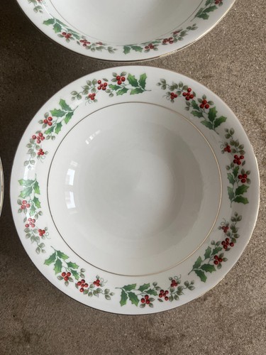 Gibson Holiday Charm 16 Pc Gold Trim Dinnerware Fine China Christmas Holly/Berry - Picture 12 of 23