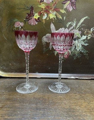 Baccarat Kristall X 2 Rubin geschliffen auf klare Weingläser facettierter Stiel