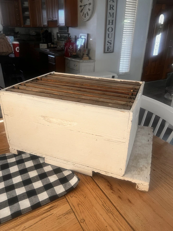 Caja de madera antigua única para apicultor - Impresionante caja blanca chippy con insertos Foto 4 de 4