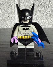 LEGO classic 1939 Batman Minifigure – Black Cape w/ batarang (minus rope)