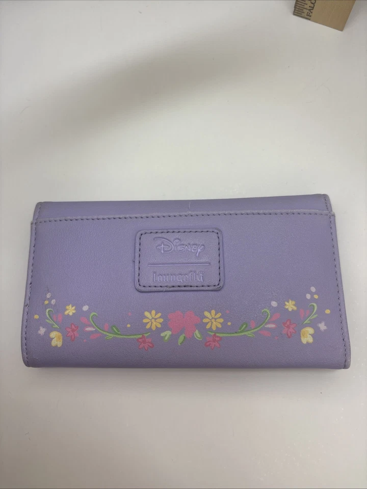 Cartera Disney Loungefly Tangled Rapunzel Chibi lavanda solapa triple  Foto 4 de 4