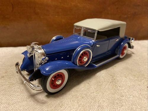 Road Signature 1:32 Scale Diecast Blue 1932 Chrysler Lebaron Touring Car - Picture 2 of 10