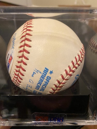 Joe DiMaggio HOF Autographed Baseball PSA 8 Sealed - Picture 3 of 7