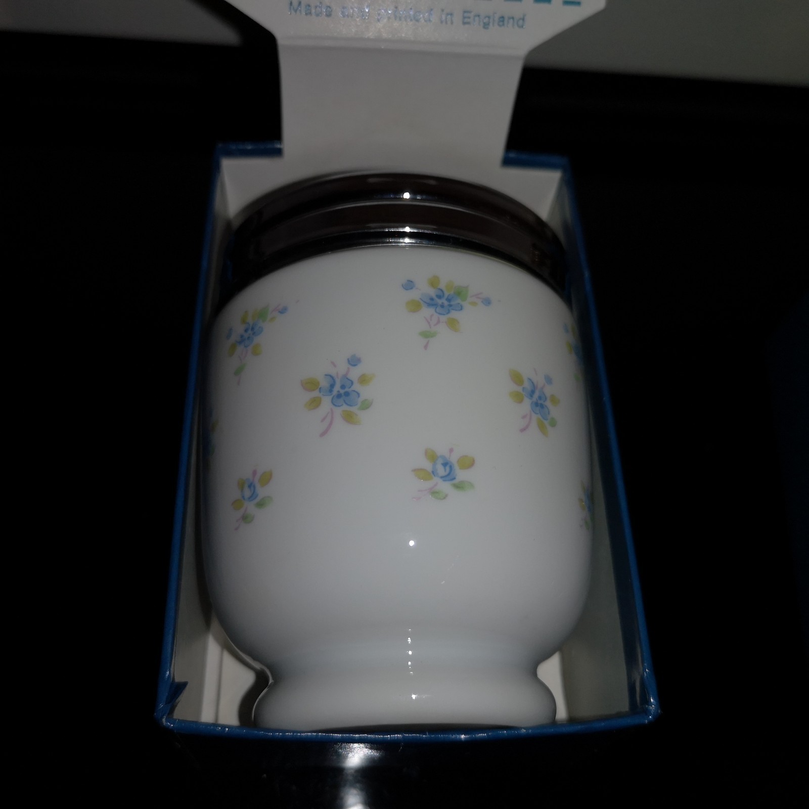 Egg coddler en porcelaine Cottage Flowers Royal Worcester idée cadeau