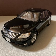 1/18  LEXUS LS 460 81080