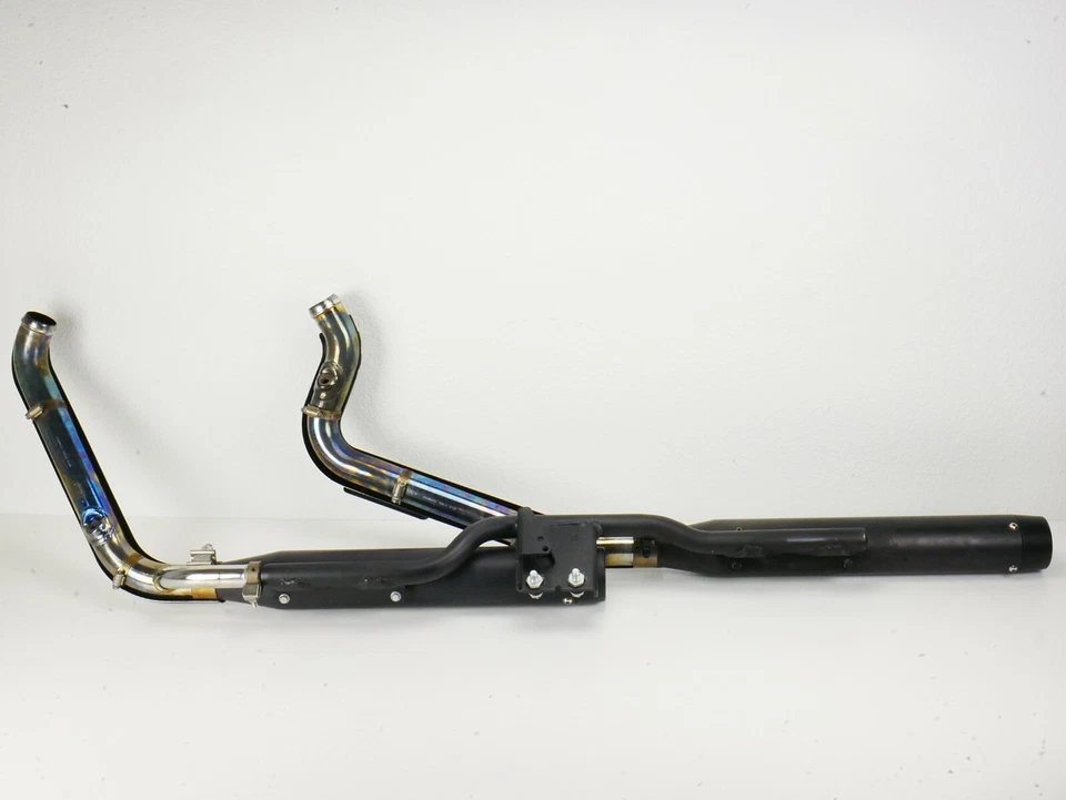 Sistema de escape de 2 tubos AKRAPOVIC 2007-2010 Harley Softail Foto 3 de 4