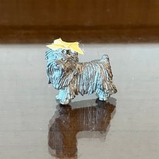 Estatuilla de perro Yorkshire Terrier de peltre miniatura vintage con lazo amarillo Yorkie