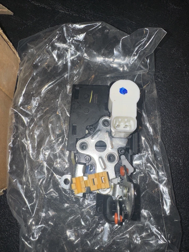 Nuevo actuador de bloqueo de puerta trasera derecha GM 15110510 2002-08 Chevrolet Trailblazer Foto 2 de 3