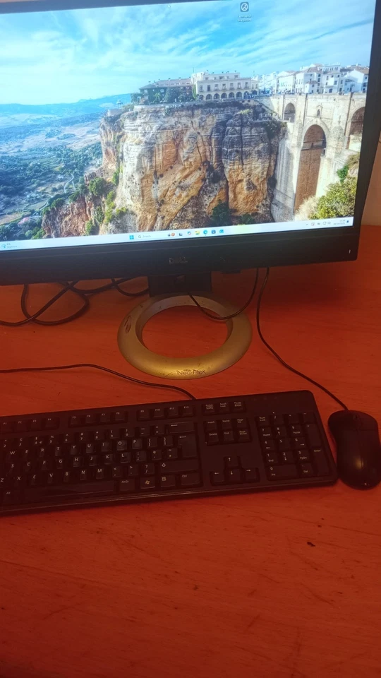 Dell OptiPlex 5260 AIO 21,5'' CPU i5-8400 + 16GB RAM, 256Gb SSD WIFI Windows 11 - Image 2 of 4