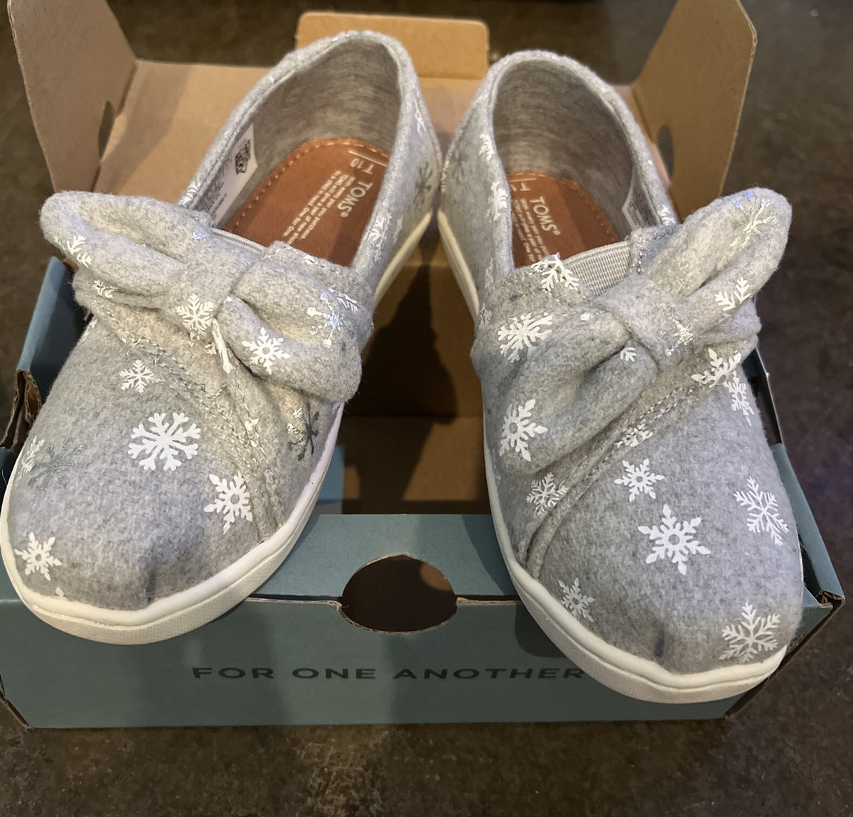 TOMS Classic Drizzle Grey Felt Snowflakes Venice Shoes Flats