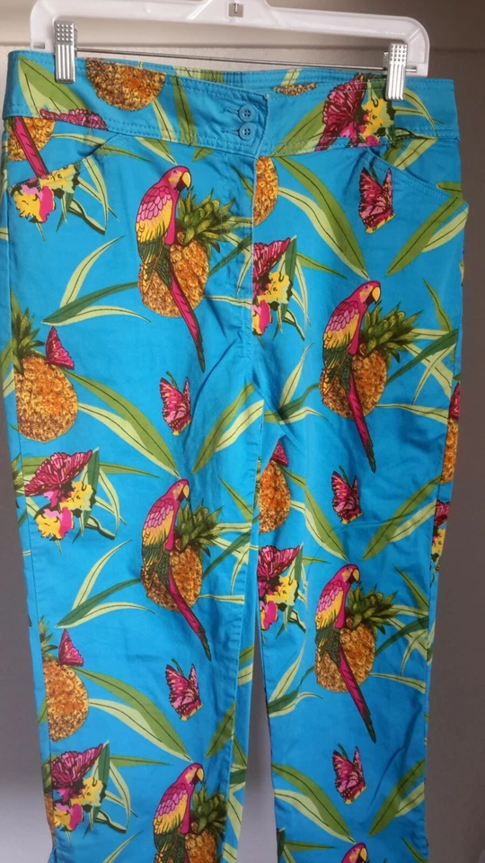 Calça capri elástica Billblass feminina tamanho 8 azul papagaio tropical abacaxi excelente estado usado - Imagem 2 de 4
