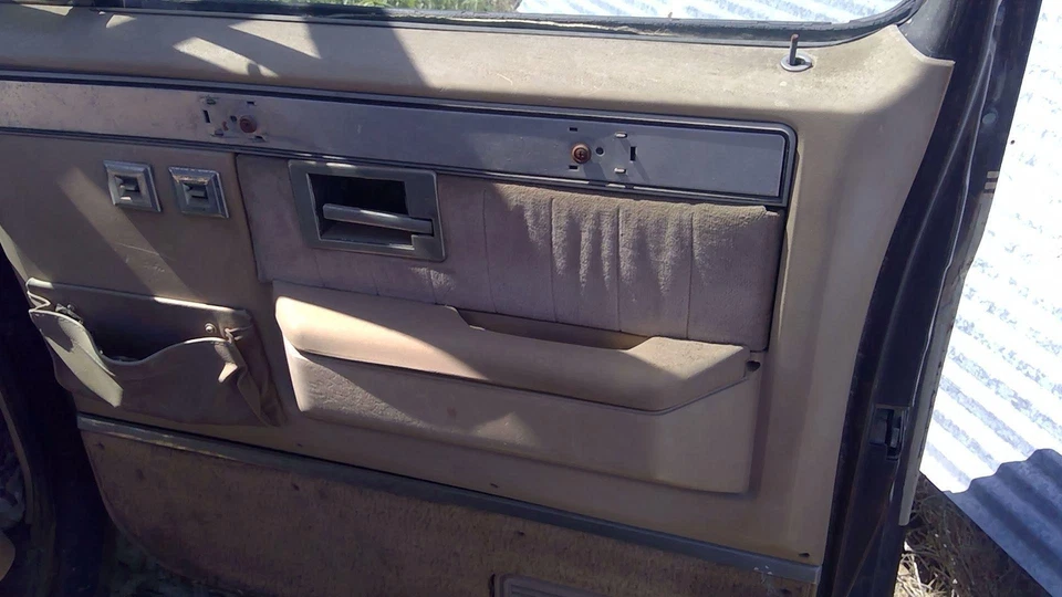 Chevy K20 Silverado 1984 pasajero delantero derecho interior panel de moldura solo bronceado Foto 3 de 4