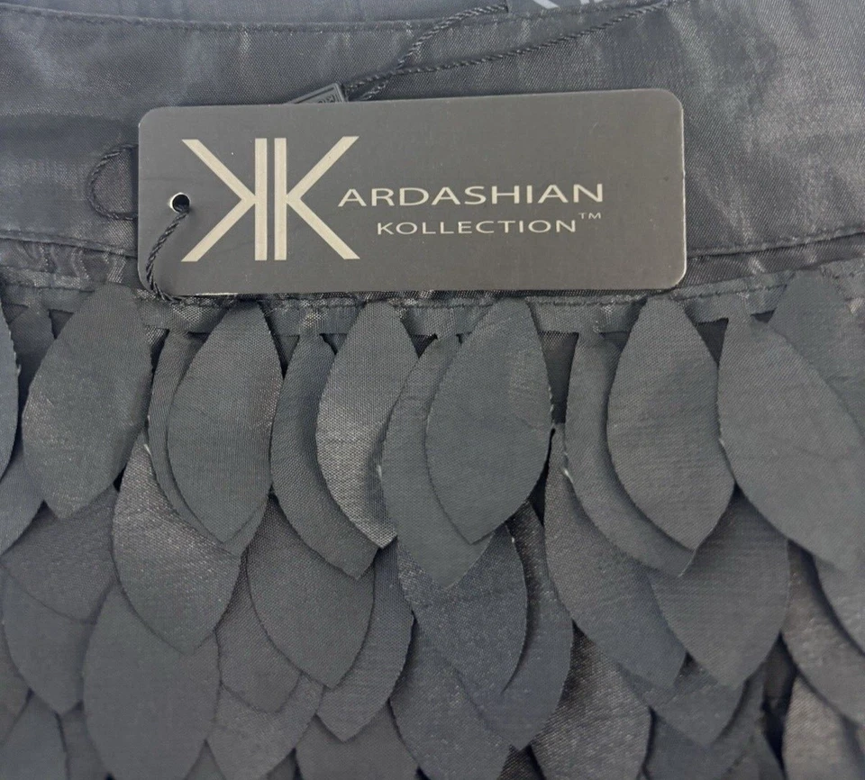 Kardashian Kollection 女式黑色花瓣细节裙新款侧拉链中号 — 第 4/4 张图片