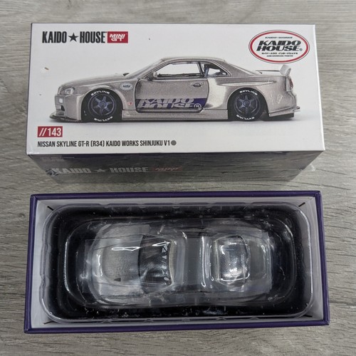 Kaido House #143 - NISSAN SKYLINE GT-R (R34) SHINJUKU V1 INSEGUIMENTO! - Nuovo con scatola