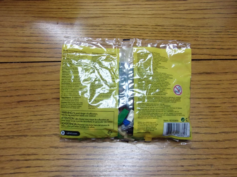 IN HAND New 2013 RETIRED Lego 40058 Decorating the Tree Polybag Set - Image 2 of 2