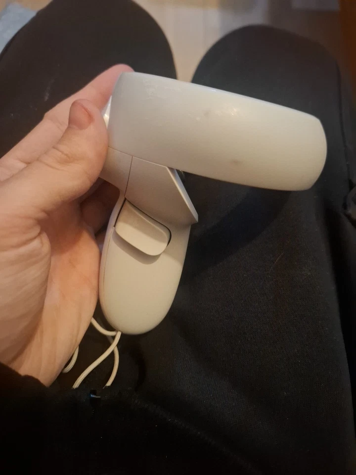 Oculus Quest 2 Right Hand Controller  - Image 3 of 4