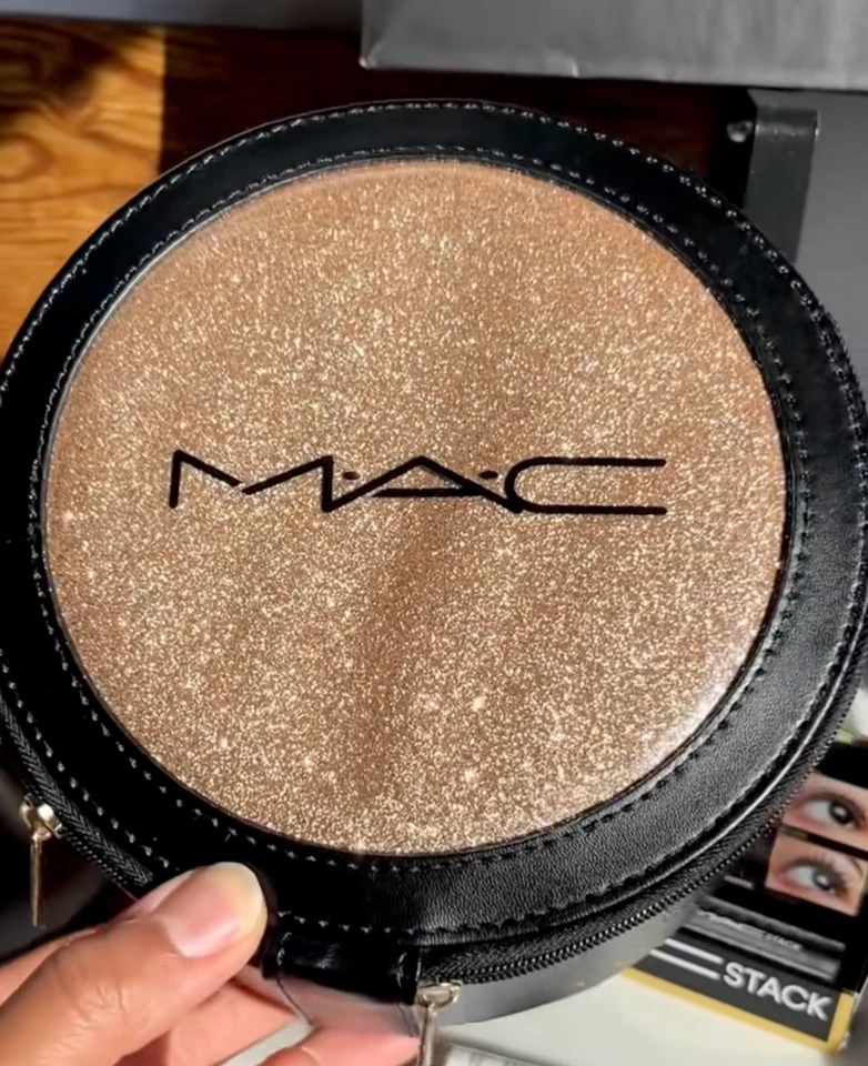 Estuche de viaje MAC Cosmetics redondo brillante sombra de ojos 2025 bolsa de vacaciones NUEVO Foto 4 de 4