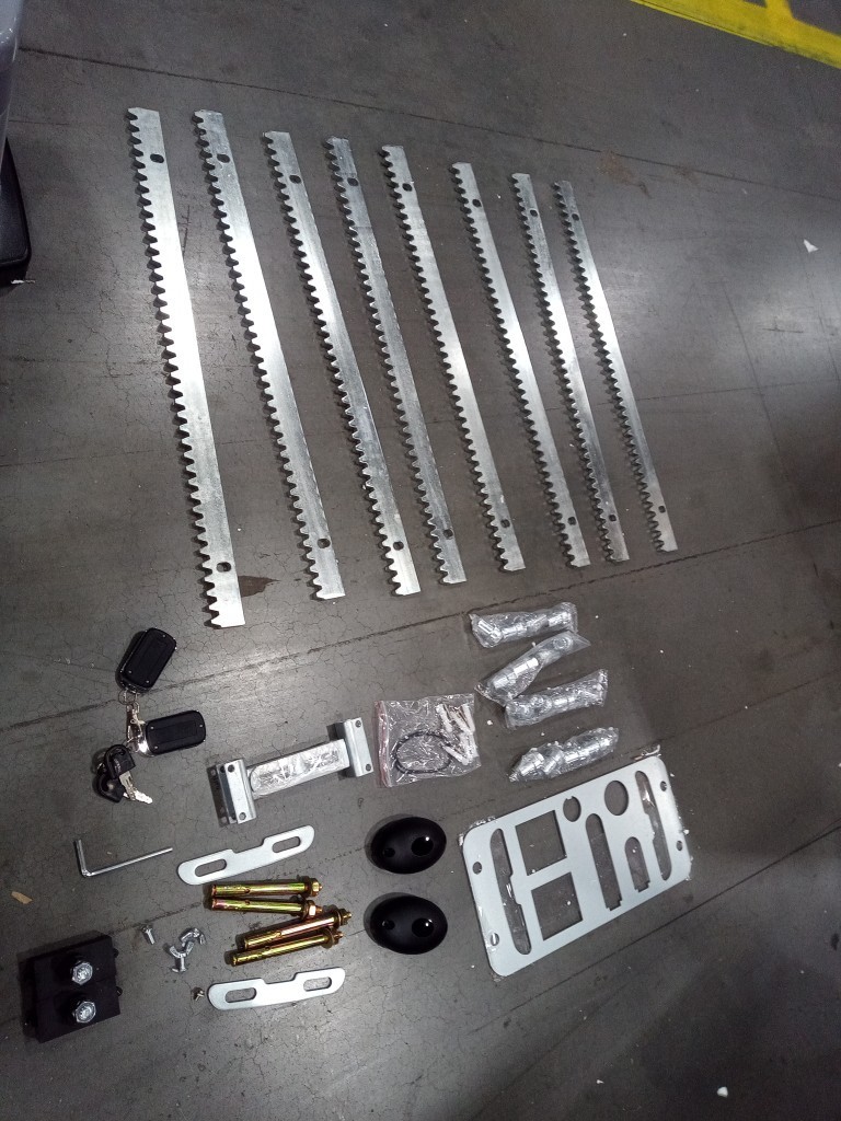 Blütezeit 1400lb Automatic Gate Opener 3-in-1 WiFi, Battery, Solar Panel- Used