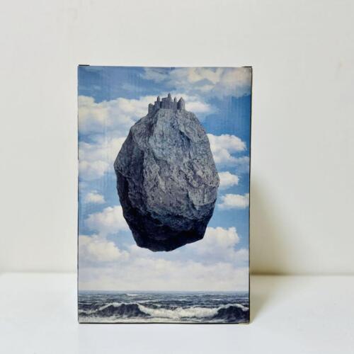 Neu im Karton * BE@RBRICK Rene Magritte 1963 / Das Schloss der Pyrenäen " 100% & 400% - Bild 2 von 4