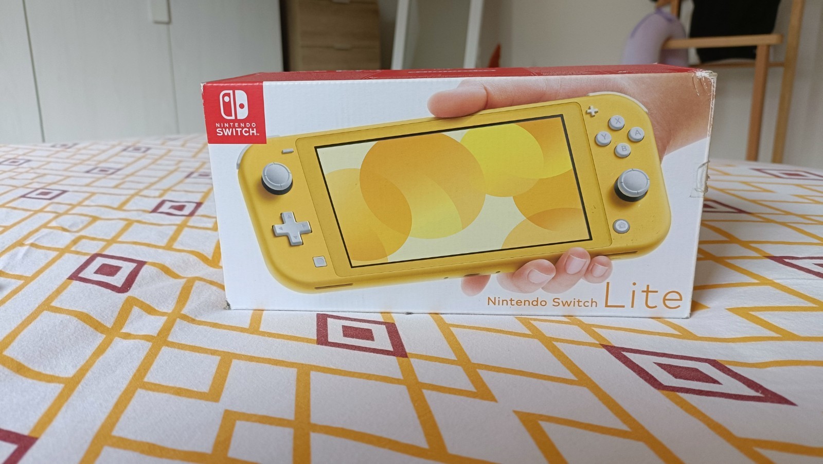 Nintendo Switch Lite Gialla con scatola, alimentatore e cover trasparente