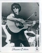 1995 Press Photo Singer Songwriter Shawn Colvin Playing Acoustic Guitar 1990s