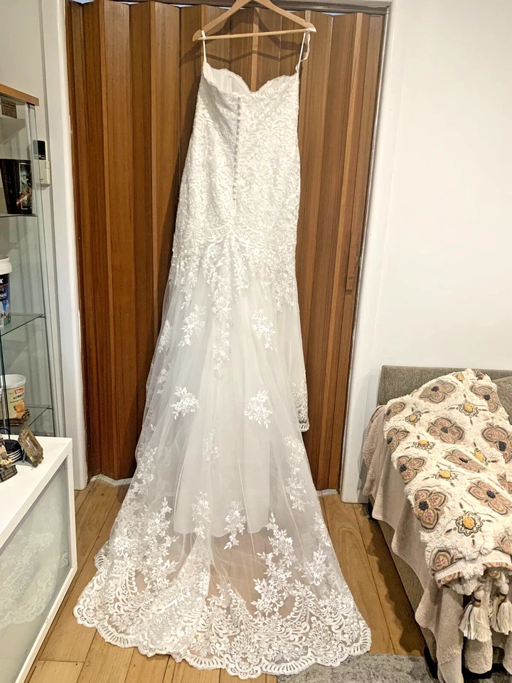 Intricate ivory wedding gown/dress, corseted, zip/buttons, mermaid, with train - image 3 of 4