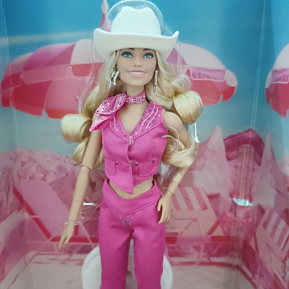 Margot Robbie como Barbie en rosa traje occidental Barbie película muñeca coleccionable Foto 4 de 4
