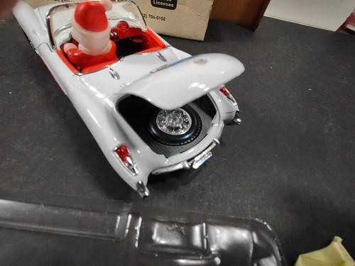 Corgi 1957 Corvette Convertible w/ Santa 1:24 AMOCO NIB w/ numbered certificate - Picture 7 of 14