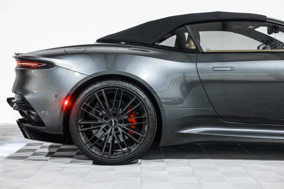 Aston Martin DBS Superleggera 2021 Foto 2 de 4