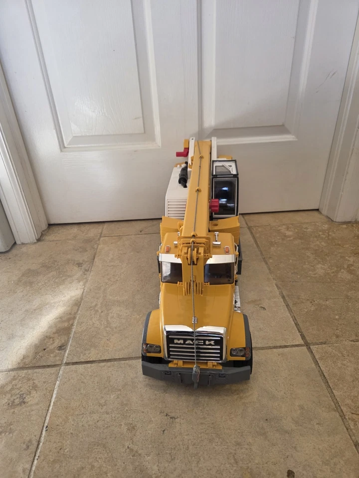 Bruder Mack Granite Liebherr Crane Truck 02818 Yellow 1:16 LTF 1045 Semi-Loader - Image 2 of 4