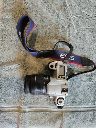 Canon EOS Rebel 2000 35mm SLR Film Camera with 28-80 mm lens Kit