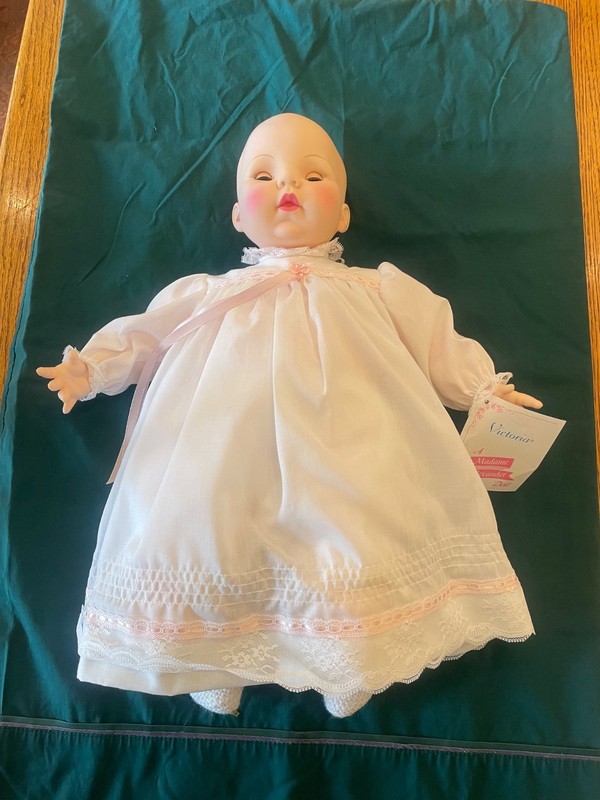 Madame Alexander Victoria Baby Doll 18 inch cry feature Original Dress & Hangtag