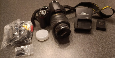 Nikon D3100 DSLR Set AF-S DX 18-55mm, EN-EL14, MH-24, 14-16,9MP