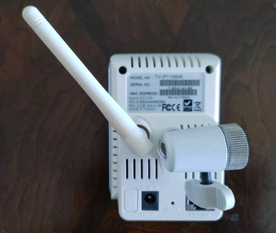 Trendnet TV-IP110W SecurView Cámara IP de red inalámbrica con cable y adaptador de CA de montaje Foto 2 de 3