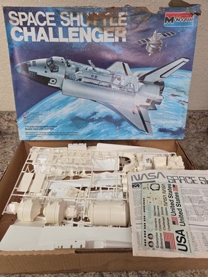 MONOGRAM NASA SPACE SHUTTLE CHALLENGER PLASTIC MODEL KIT 1:72 BOXED 5702 SEALED