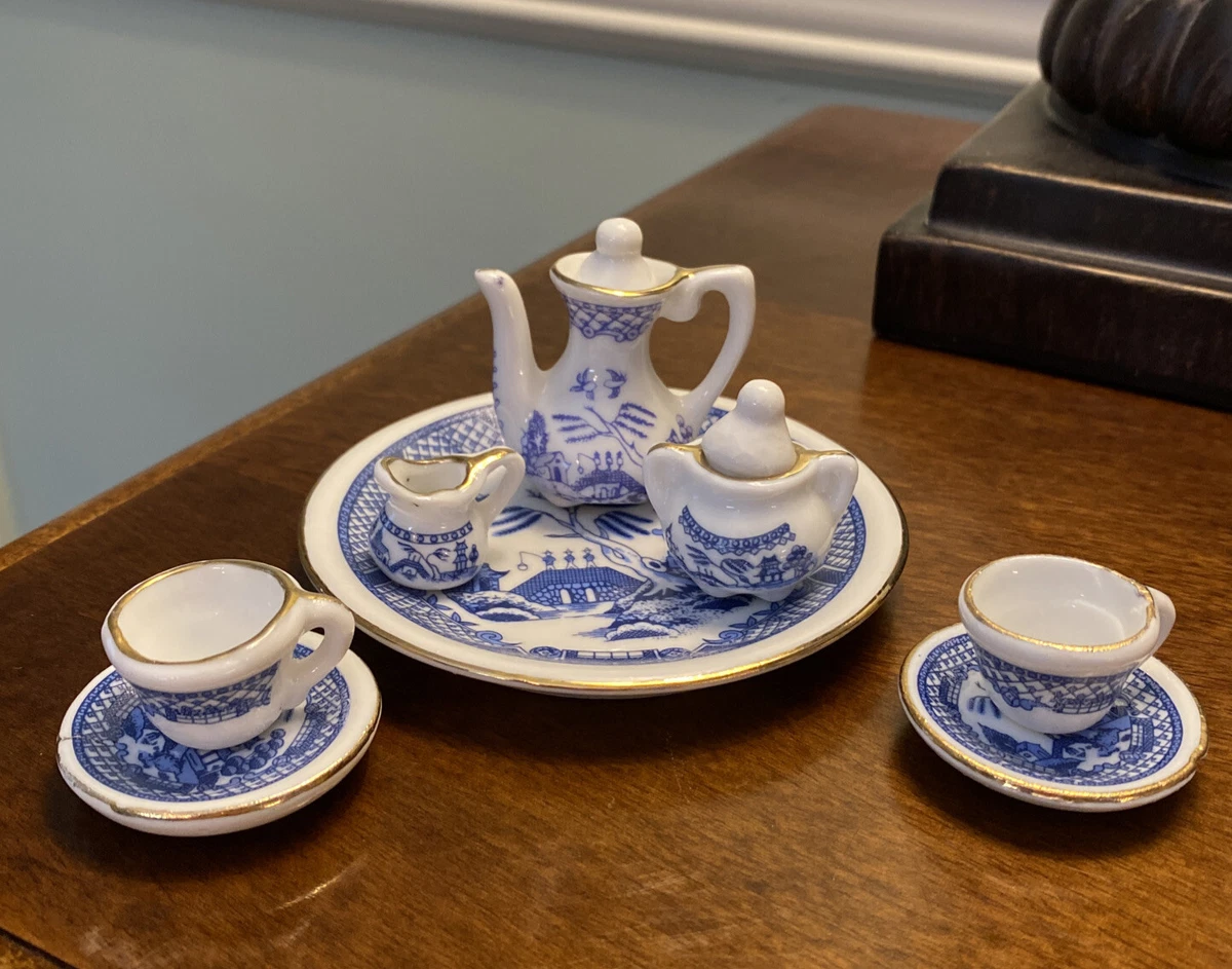 Blue willow top tea set