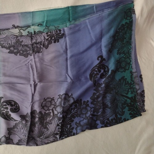 Tela de seda Ombre con estampado floral negro 48" W X 86" L tono joya azul verde azulado púrpura - Imagen 7 de 12