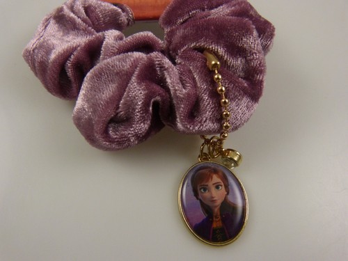 Disney Frozen 2 pelo schrunchie con encanto Anna. Malva aterciopelada - Imagen 2 de 2