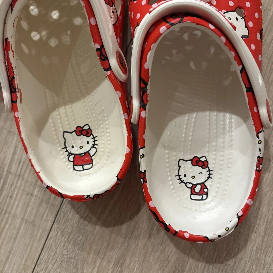 Tamancos Crocs Hello Kitty vermelho rosa bolinhas crianças tamanho J1 - Imagem 3 de 4