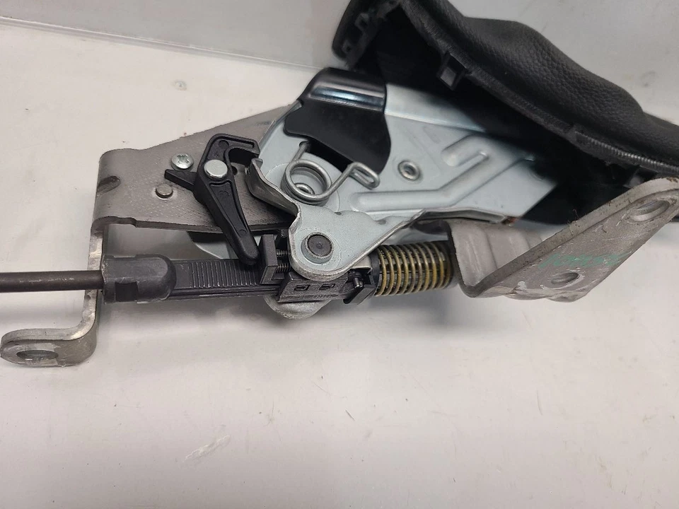 BMW 328XI 2010 (3,0 L/AT/AWD) manija de freno de emergencia *negro* Foto 2 de 4