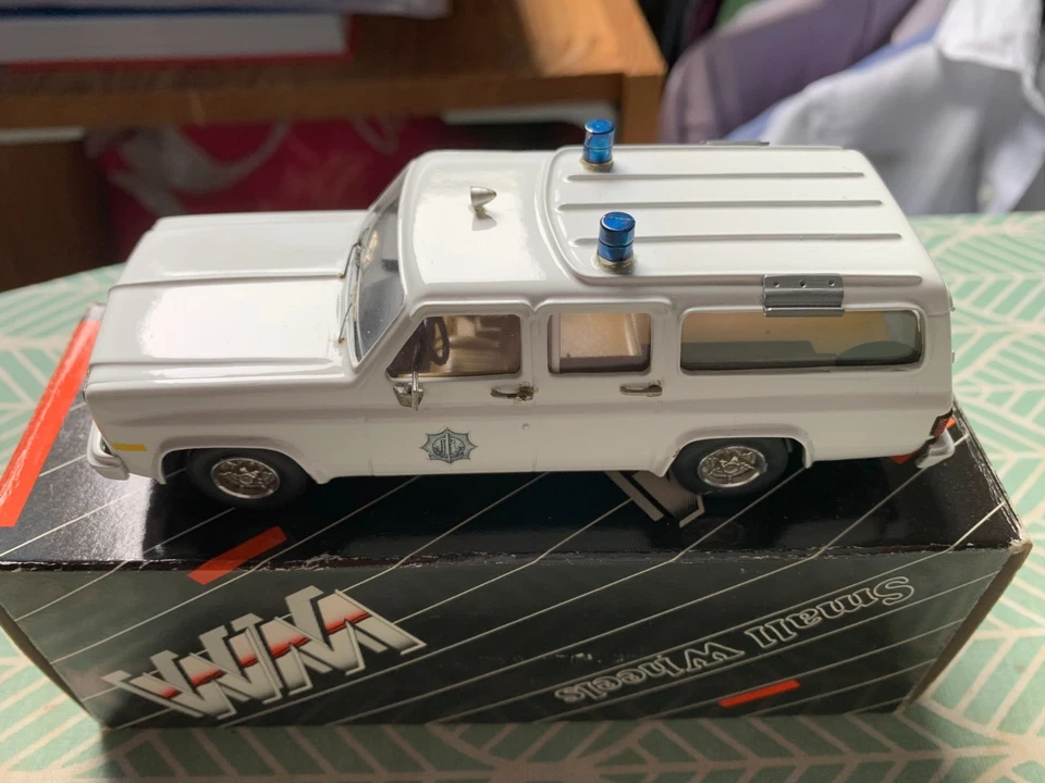 SMALL WHEELS KIM'S CLASSIC WM N°3 CHEVROLET C10 SUBURBAN POLICE ECH 1/43 - Photo 1/4