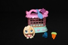 2006 Littlest Pet Shop-PORTABLE PETS-#95 BUNNY, CAGE, CARROT, WATER BOTTLE
