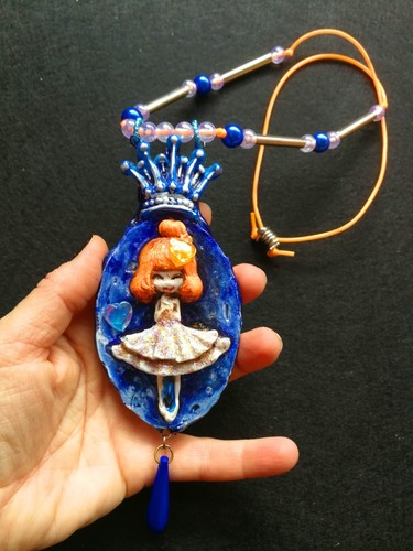 Blumarine Little Doll Jewelry Necklace Pendant Princess Pearl Amulet Crown Jewel - Picture 5 of 24