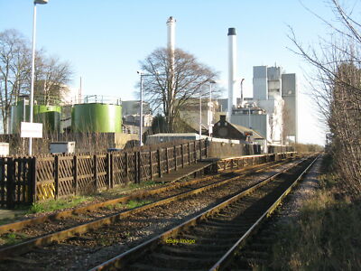 Foto 12x8 Bahnhof Hatton Der Bahnsteig in Osten und die Nestlé-Fabrik f c2015