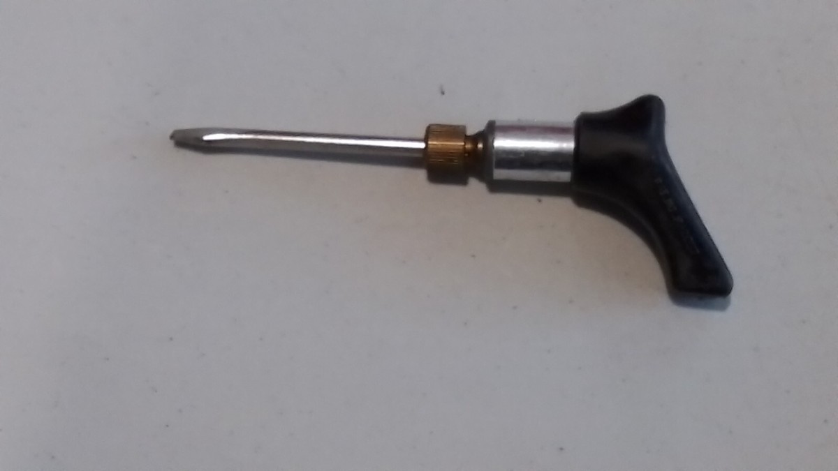 VINTAGE ANGLED RATCHETING REVERSIBLE SCREWDRIVER PAT NO.962057