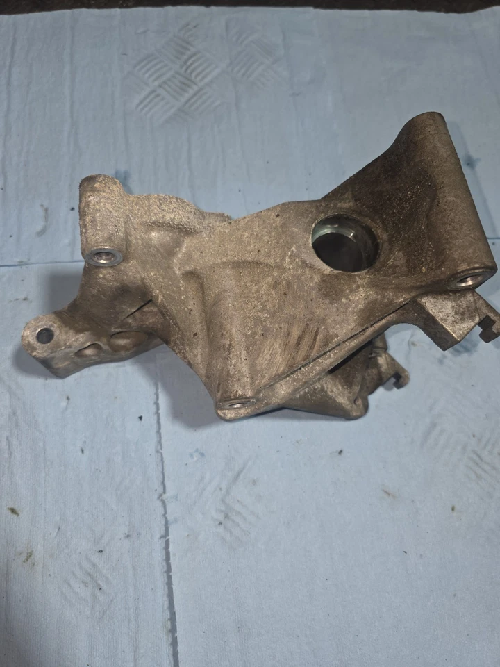 Soporte bomba agua Honda Civic 2,0 L Foto 3 de 4