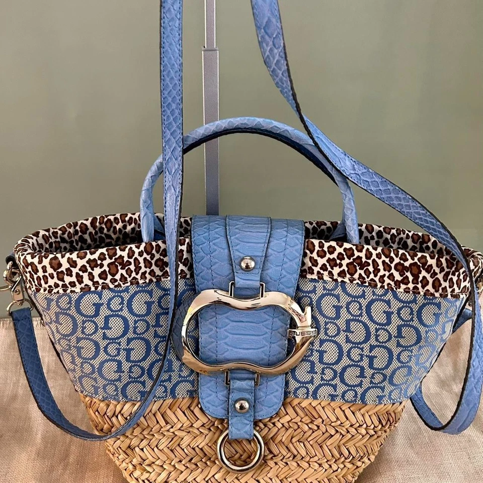 复古 Guess 蓝色标志草编手提包带豹纹装饰 — 第 2/4 张图片